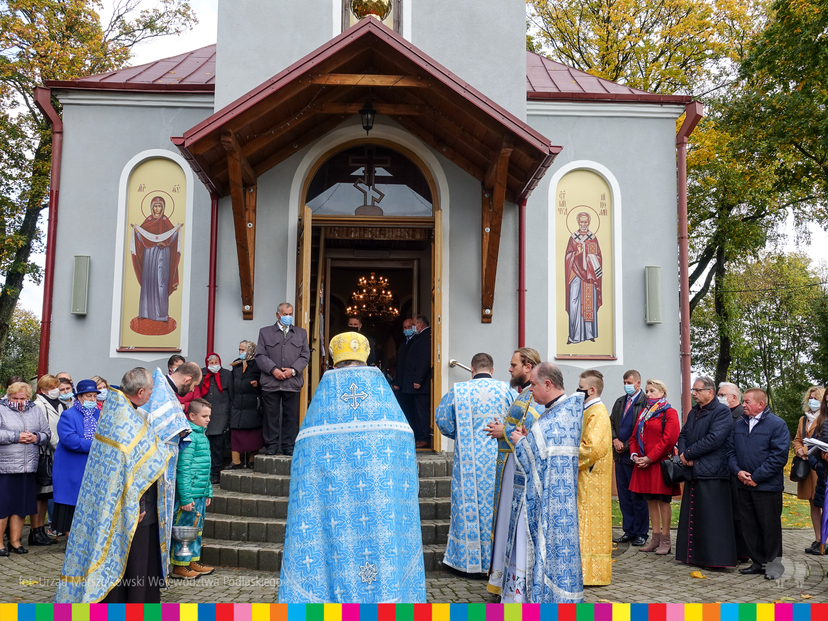 Uczestnicy uroczystości przed cerkwią w Nowym Dworze.