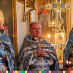 Trzech kapłanów podczas sprawowania nabożeństwa.