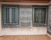trzy dywany tkaniny dwuosnowowej wyeksponowane w sali wystawowej