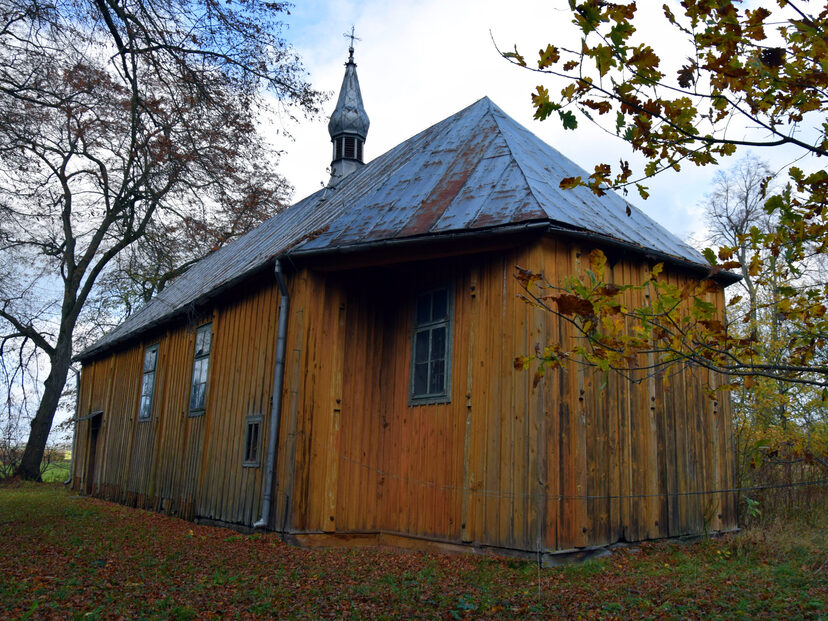 drewniany, zabytkowy kościółek