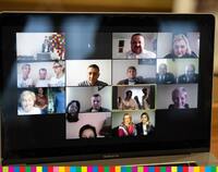 Monitor komputera z ludźmi biorącymi udział w finale Olimpiady