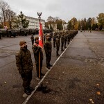 Żołnierze stojący na placu w trzech rzędach