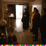 Tomasz Szeweluk, sekretarz województwa oraz Jakub Puchalski stoją przed grobem abp Mirona Chodakowskiego. Obok duchowni prawosławni.