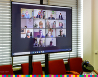 Ekran monitora z twarzami uczestników konferencji
