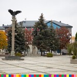 Plac w Łapach z pomnikiem