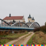 Most nad rzeką w Tykocinie. Za mostem widoczne wieże kościoła.
