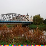 Rzeka w Tykocinie, most oraz widoczne w oddali wieże kościoła.