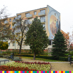Blok w Bielsku Podlaskim z namalowanym muralem na szczytowej ścianie