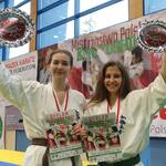 Dwie młode dziewczyny z dyplomami i paterami za Mistrzostwo Polski