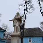 Cerkiew we wsi Szczyty-Dzięciołowo. Na pierwszym planie figura świętego Jana Nepomucena