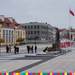 Pomnik Piłsudskiego na tle Rynku Kościuszki