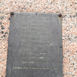 Tablica pamiętkowa na pomniku