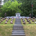Zbiorowy grób żołnierzy Powstania Listopadowego w Kopnej Górze. Wzgórze z pomnikiem u szczytu i kamieniami z orłem białym 