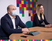 Marszałek Kosicki i Izabela Smaczna-Jórczykowska, siedzący w maskach przy konferencyjnym stole