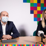 Marszałek Kosicki i Izabela Smaczna-Jórczykowska, siedzący w maskach przy stole konferencyjnym