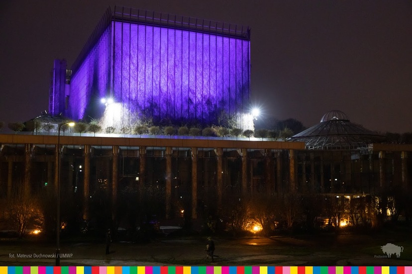 Podświetlony na fioletowo budynek Opery i Filharmonii Podlaskiej