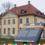 Tabliczka informacyjna Szlak rodu Branickich znajdująca się przed Pałacykiem w Choroszczy