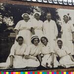 Reprodukcja starej fotografii przedstawiającej pracowników szpitala w Choroszczy