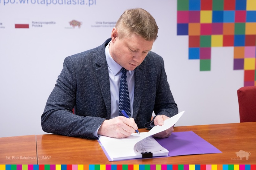 Marek Malinowski, Członek Zarządu Województwa Poldaksiego podpisuje umowę