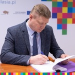 Marek Malinowski podpisuje umowę
