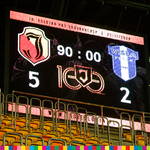 Tablica świetlna na stadionie w Białymstoku pokazująca końcowy wynik spotkania