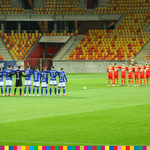 Piłkarze jagielloni Białystok roaz WIsły Płock stojący ramie w ramię przed początkiem meczu