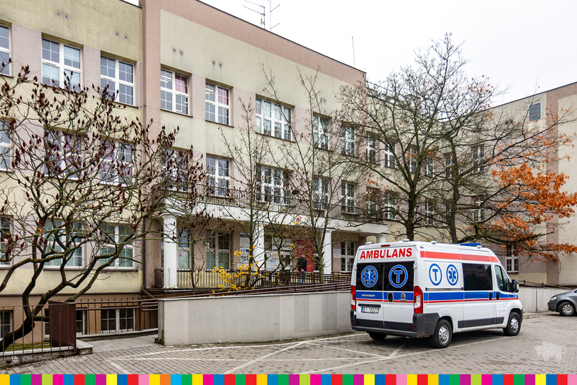 Budynek szpitala wojewódzkiego w Białymstoku. Po prawej karetka na parkingu.