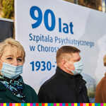 Dwie kobiety oraz mężczyzna. Za nimi znajduje się ścianka z napisem: 90 lat Szpitala Psychiatrycznego w Choroszczy.
