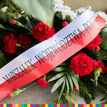 Biało-czerwony wieniec kwiatów. Na szarfie widnieje napis: Marszałek Województwa Podlaskiego.