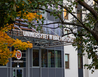 Budynek uniwersytetu wśród drzew.