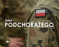 Fragment munduru żołnierza Wojska Polskiego z przyszytą biało czerwoną flagą.