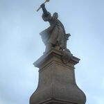 Pomnik Stefana Czarnieckiego z wyciągniętą ręką z buławą