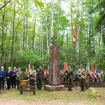 Przy pomniku stoją uczestnicy obchodów 76. rocznicy bitwy 9. Pułku Strzelców Konnych AK z Niemcami w rejonie Osowe Grzędy