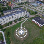 Widok na Szpital Ogólny im. dr Witolda Ginela w Grajewie z lotu ptaka. Na pierwszym planie lądowisko