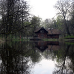 Zdjęcie młyna wodnego w skansenie w Ciechanowcu. Na pierwszym planie staw.