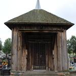 Drewniana kapliczka na cmentarzu w Zambrowie.