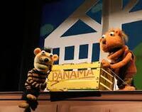 Dwie lalki typu muppet trzymają skrzynkę z napisem Panama