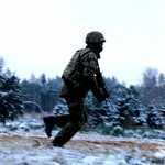 Zdjęcie biegnącego żołnierza