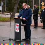 Tomasz Szeweluk, sekretarz Województwa Podlaskiego stojący przy mównicy