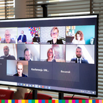 Monitor ze zdjęciami osób biorących udział w  spotkaniu online