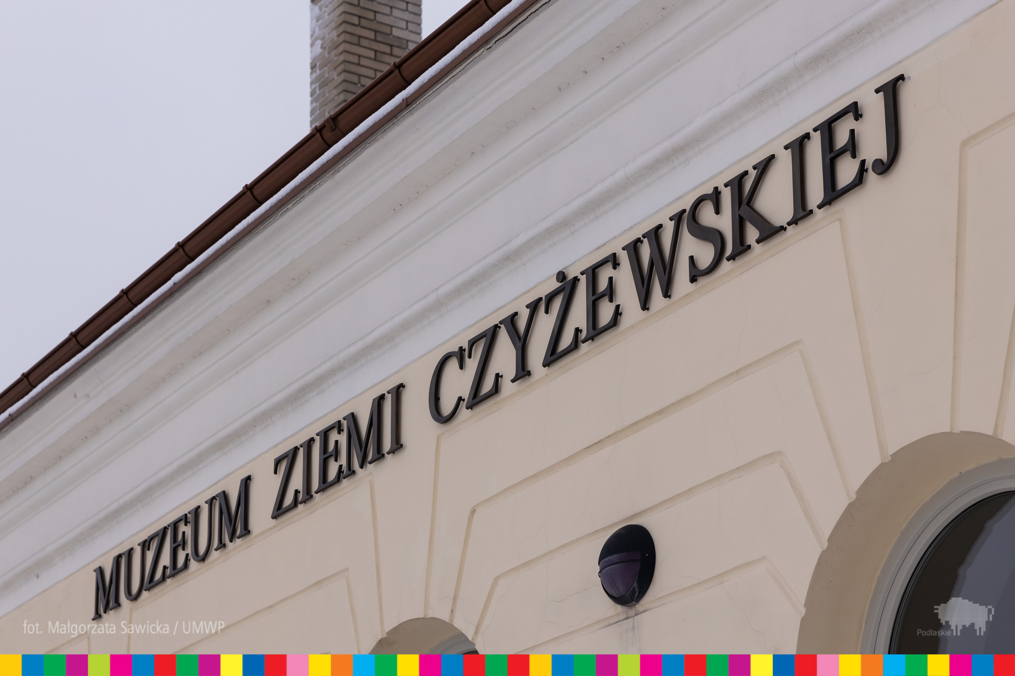 Kawałek elawacji budynku z napisem Muzeum Ziemi Czyżewskiej