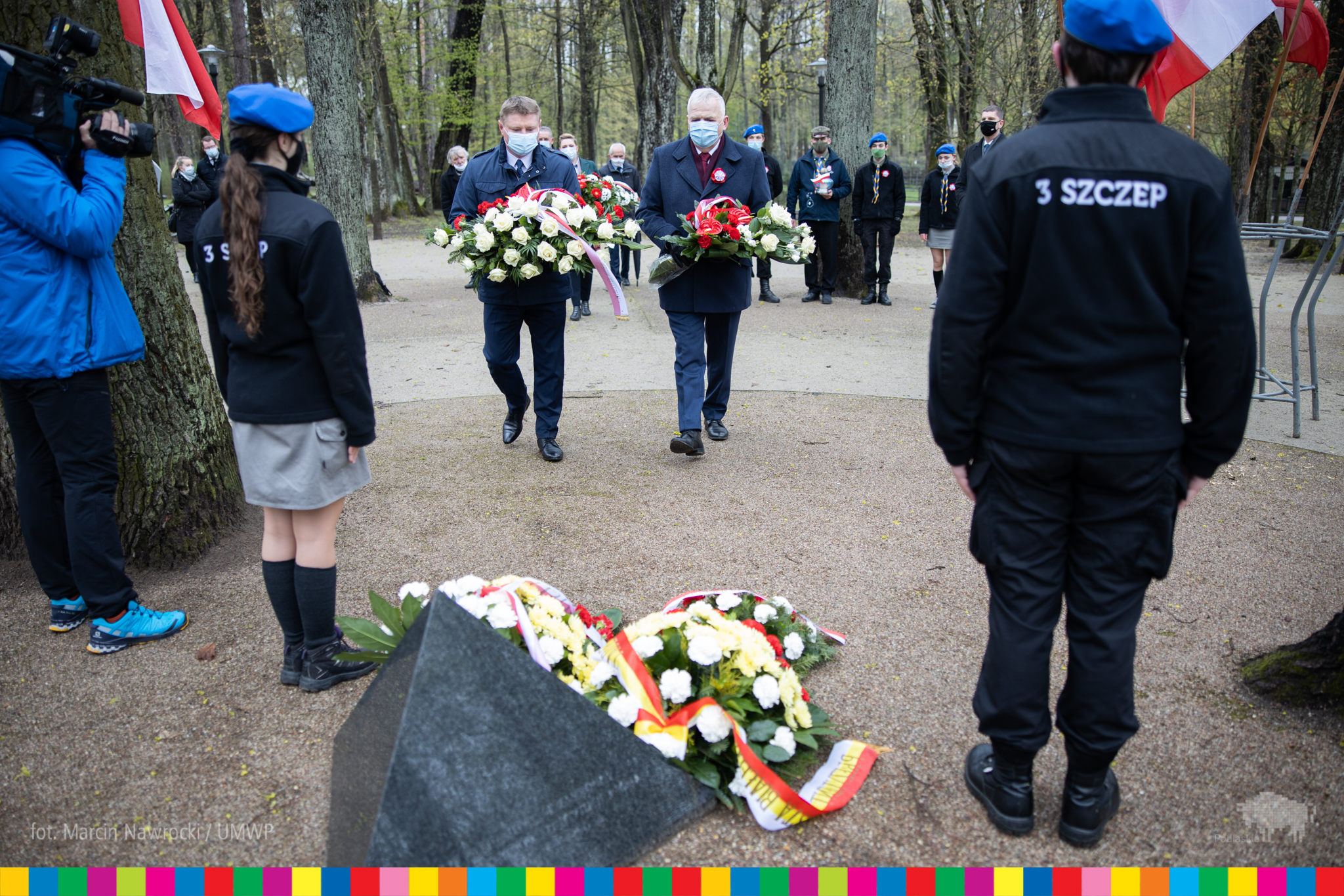Marek Malinowski, członek zarządu województwa składają kwiaty pod pomnikiem