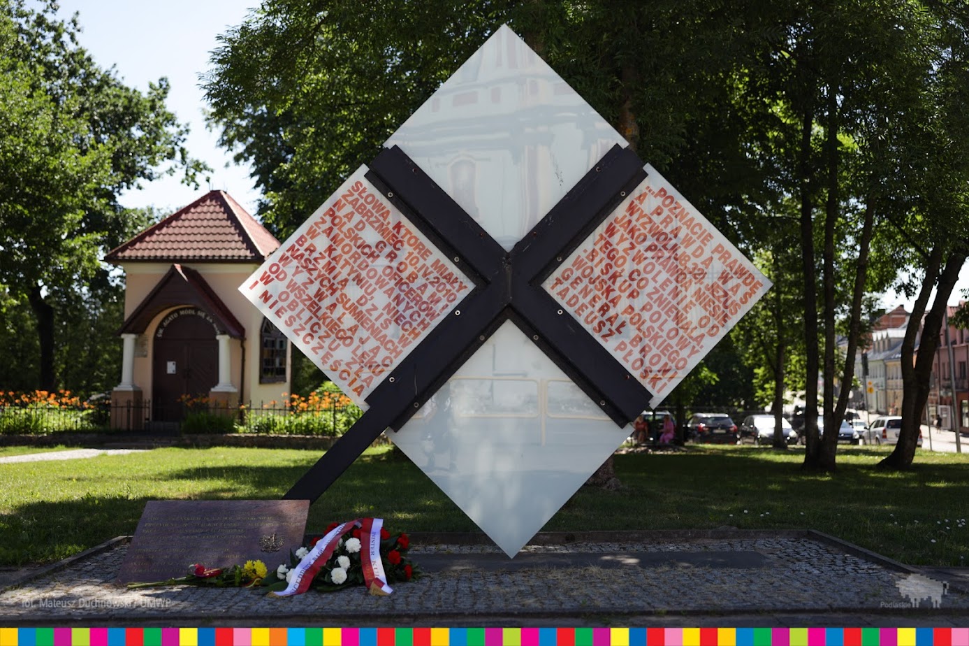 Pomnik w kształcie czterech białych kwadratów. 