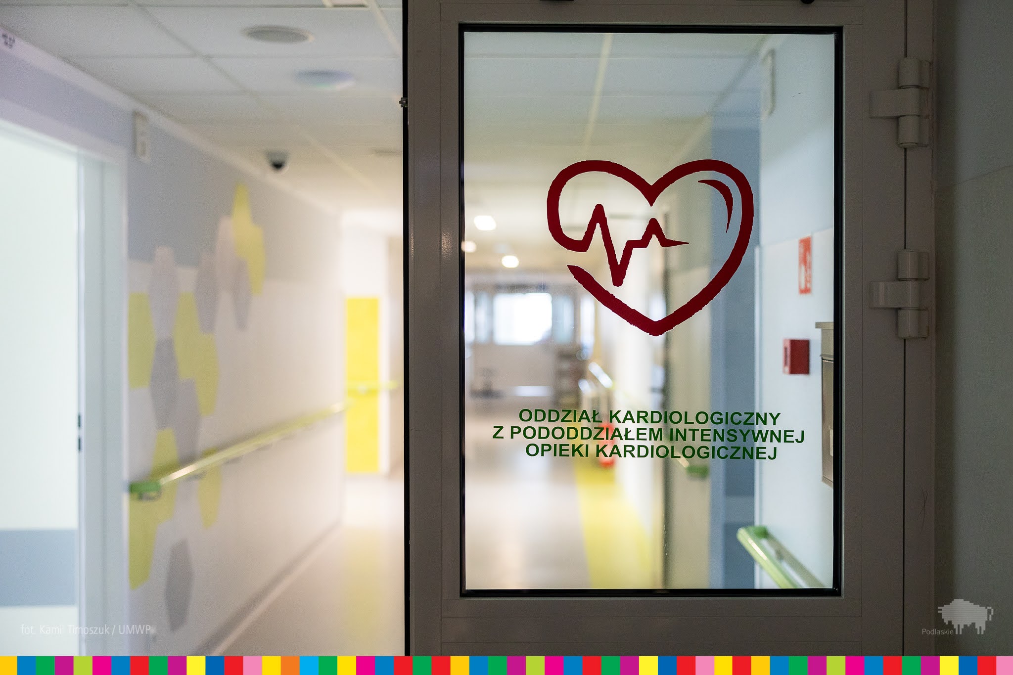 drzwi na korytarzu w szpitalu z napisem Oddział Kardiologiczny z Pododdziałem Intensywnej Opieki Kardiologicznej 
