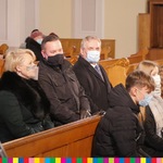 Wiesława Burnos, Członek Zarządu Województwa Podlaskiego i inne osoby siedzą w ławkach kościelnych.