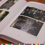 Otwarta książka. Na stronach widoczne są fotografie przedstawiające cmentarz i krzyże.