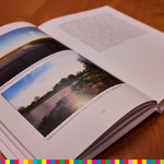 Otwarta książka z widocznymi zdjęciami przedstawiającymi krajobrazy.