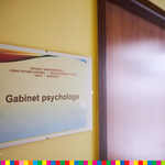 Tabliczka przy drzwiach: gabinet psychologa.