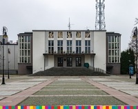 Fasada budynku Teatru Dramatycznego im. A. Węgierki w Białymstoku. Za teatrem widoczna wieża