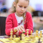 Dziewczynka grająca w szachy